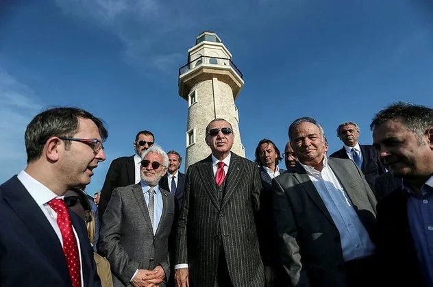 Başkan Erdoğan'ın tanıttığı Demokrasi ve Özgürlükler Adası'nın logosunda Adnan Menderes detayı