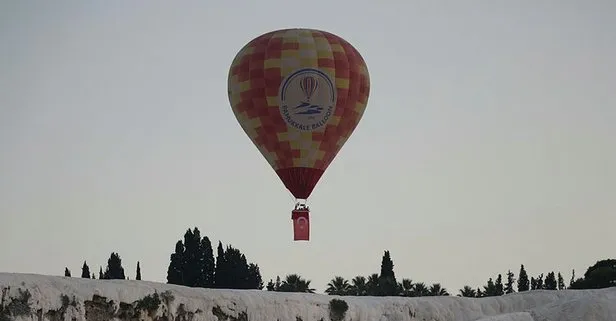 Pamukkale'de balonlar Türk bayrağıyla havalandı