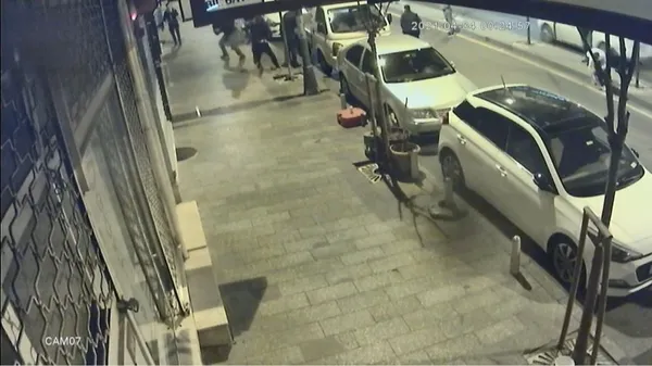 istanbulda-dehset-anlari-doner-bicagiyla-saldiran-genci-tabancayla-vurdu-1617780713534.jpg İstanbul'da dehşet anları! Döner bıçağıyla saldıran genci tabancayla vurdu-5