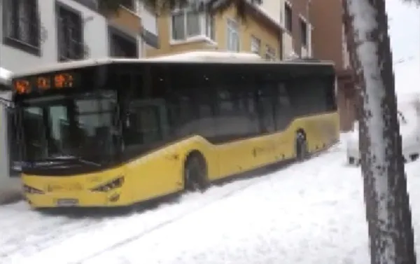 istanbulda-kar-firtinasi-araclar-yollarda-kaldi-iett-otobusu-gidebilsin-diye-yolcular-zipladi-1647156813068.jpg İstanbul'da kar fırtınası! Araçlar yollarda kaldı: İETT otobüsü gidebilsin diye yolcular zıpladı-9