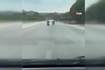 Çanakkale'de gençlerin motosikletle tehlikeli yolculuğu