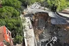 Gaziosmanpaşa'da inşaat kazısı sırasında yol çöktü! Facia drone ile görüntülendi
