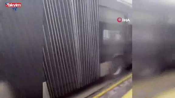 Beylikdüzü'nde metrobüs kazası: Yaralılar var!