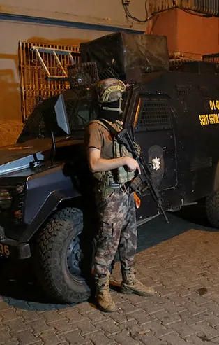 Adana'da şafak vakti torbacı operasyonu! Çok sayıda gözaltı var