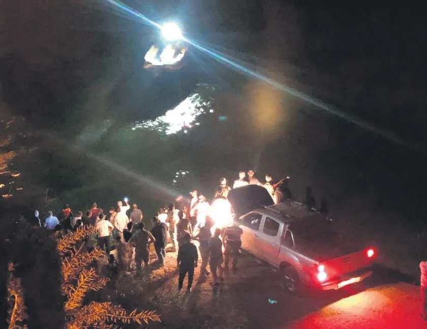 Minibüs Fırat’a uçtu