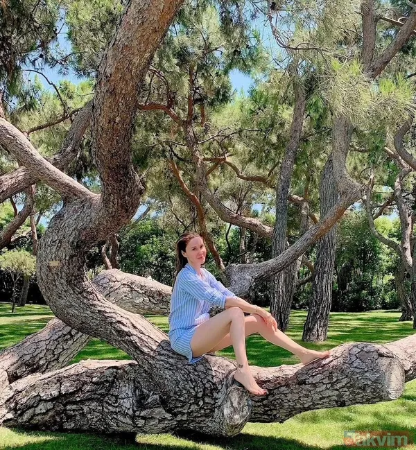 Demet Şener süper minisiyle ağaca tırmandı poz verdi! Yetmedi kırmızılar içinde paylaştı! 44 yaşındaki Demet fit haliyle dikkat çekti - 7