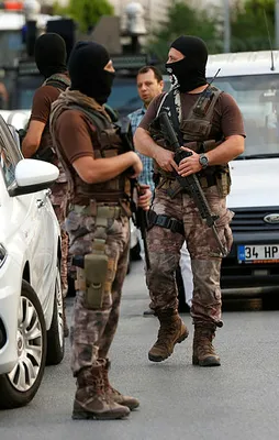 Ataköy'de tehlikeli anlar! İki kişi yaralandı