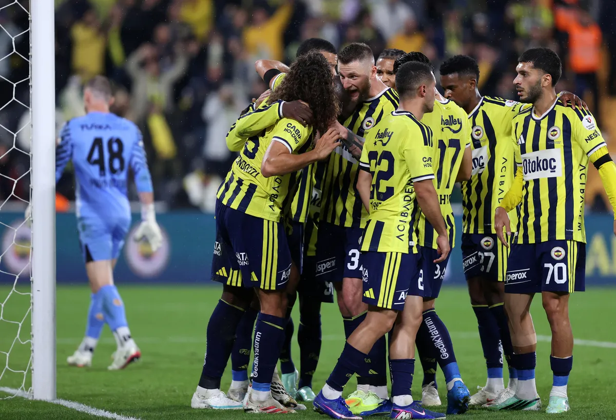 fenerbahcede-ismail-kartal-ayriligi-futbolculari-sevindirdi-1793347888698.jpg Fenerbahçe'de o yıldızlar İsmail Kartal'ın gidişinden memnun!-4