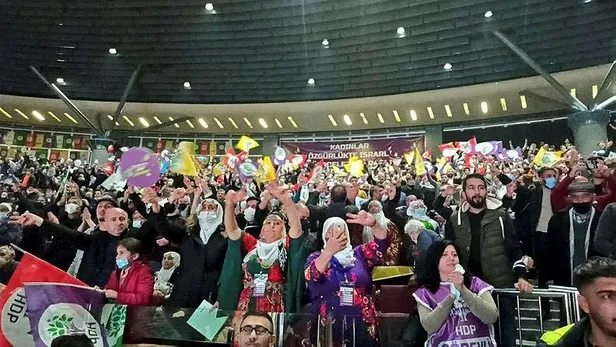 Elebaşı ve örgüt marşları söylenen HDPKK İstanbul kongresi soruşturmasında 12 kişi gözaltına alındı!-1