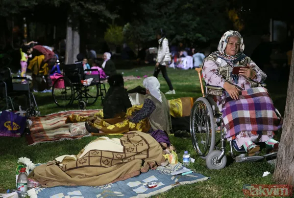 İstanbul'da 5.8'lik deprem sonrası milyonlar sokaklara akın etti! İşte İstanbul'dan kareler... - 14