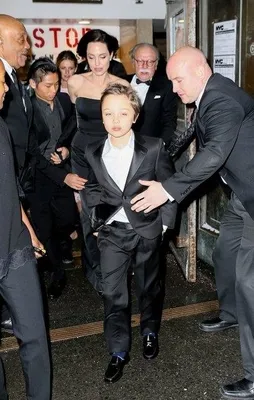 Angelina Jolie çocuklarıyla yemek yedi