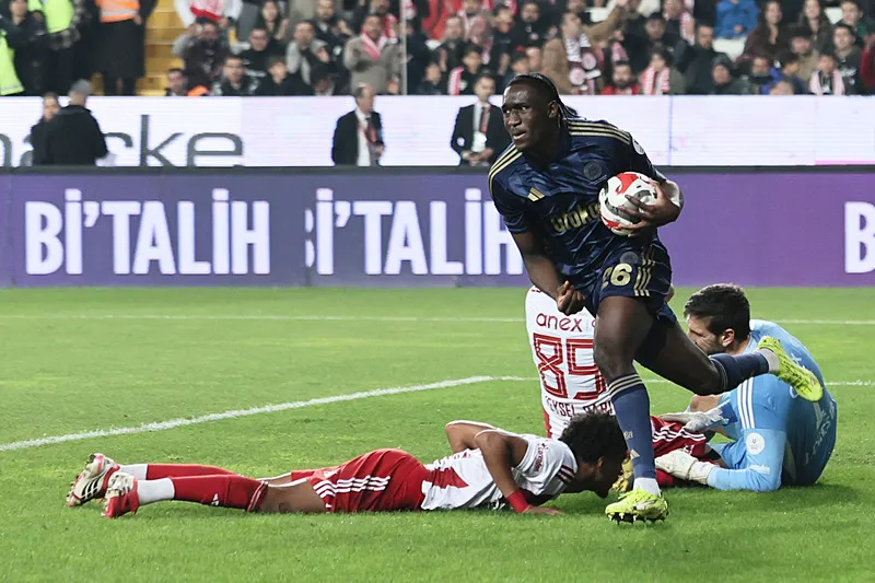 Fenerbahçe'nin eski yıldızı dönüyor! Transfer için Mourinho da devrede - 13