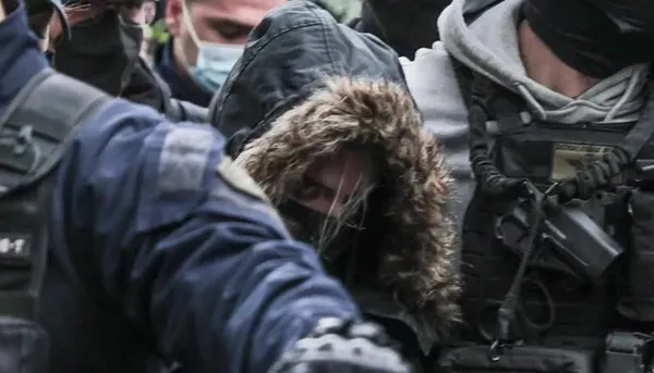 1649929953440.jpeg Yunanistan bu cinayeti konuşuyor! 9 yaşındaki kızını zehirledi ölümünü izleyerek poz verdi! Cani anne hakim karşısında-4