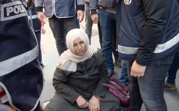 Diyarbakır'da HDP il binası önünde annenin feryadı yürekleri dağladı: Oğlumu verin bana-1