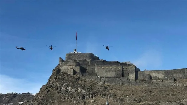 atak-helikopteri-kars-kalesinde-dalgalanan-turk-bayragini-selamladi-1612197263386.jpeg