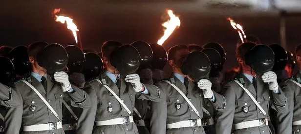 Alman ordusu Nazi kaynıyor