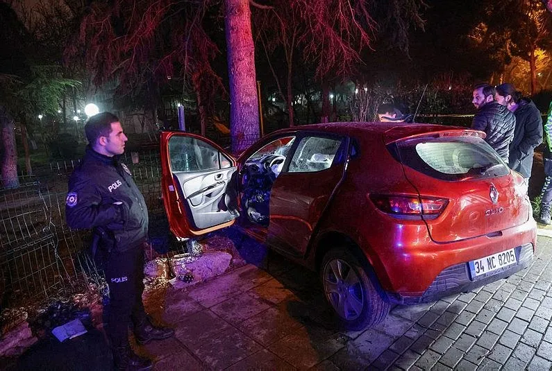 Önce refüje çıktı ardından ağaca çarptı! 1 ölü 5 yaralı