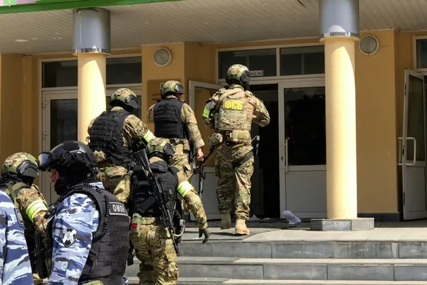 tataristan-kazanda-okula-saldiri-8-ogrenci-oldu-kan-donduran-paylasim-biyolojik-cop-imha-edecegim-1620740582008.jpg Tataristan Kazan'da okula saldırı: 8 öğrenci öldü! Kan donduran paylaşım: Biyolojik çöp imha edeceğim-5