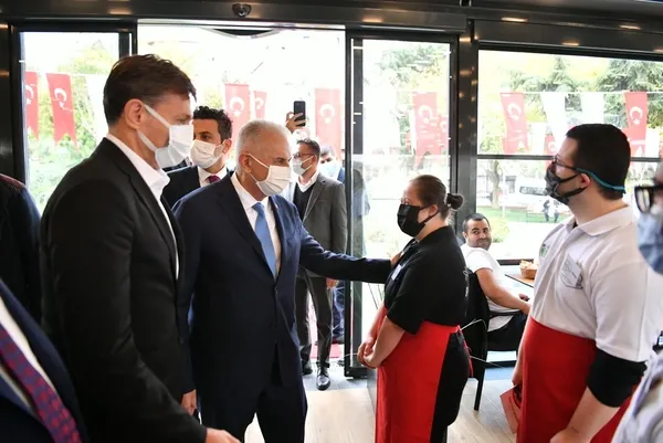 binali-yildirim-kendisine-ne-is-yapiyorsun-diye-soran-anaokulu-ogrencisine-is-ariyorum-dedi-1633693433980.jpg Binali Yıldırım, kendisine "Ne iş yapıyorsun?" diye soran anaokulu öğrencisine "İş arıyorum" dedi-4