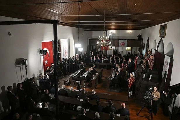 TBMM'nin 103. yılında devlet erkanı Anıtkabir'i ziyaret etti! Mustafa Şentop Anıtkabir Özel Defteri'ni imzaladı-12