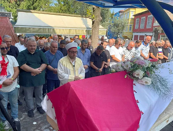 cocuklar-duymasinin-yildizi-seda-fettahoglu-parkta-olu-bulunmustu-memleketinde-son-yolculuguna-ugurlandi-1695987991179.jpg Çocuklar Duymasın'ın yıldızı Seda Fettahoğlu parkta ölü bulunmuştu! Memleketinde son yolculuğuna uğurlandı!-4