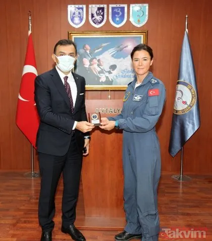 SON DAKİKA: TSK’nın ilk kadın filo komutanı Hava Pilot Yarbay Esra Özatay Antalya Hava Meydan Komutanı oldu