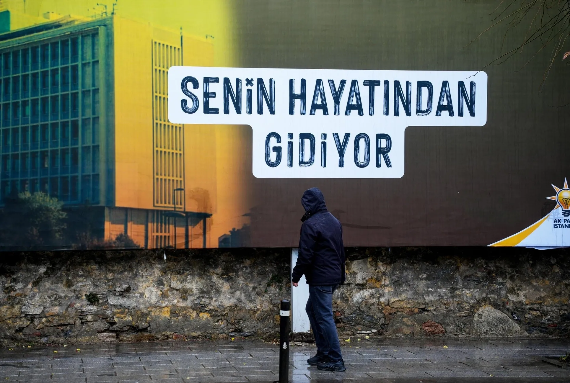 CHP’li İBB’nin 7 yıllık enkazına afişli yanıt