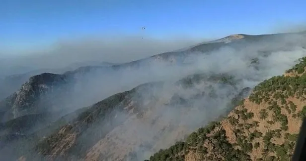 Muğla Köyceğiz'de yangınla mücadelede zamanla yarış kamerada! Helikopterlerin biri gitti biri geldi!-4