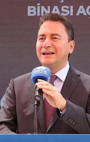 Ali Babacan’ın SMS demokrasisi: DEVA Partisi İstanbul İl Başkanı Gürol Ayan ile il yönetimini SMS ile görevden aldı