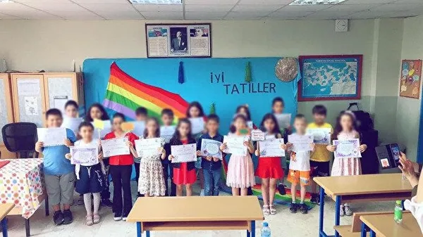 meb-okuldaki-lgbt-skandali-ile-ilgili-harekete-gecti-bakan-tekin-yasal-surec-baslatildigini-duyurdu-1686928428903.jpeg Karne günü LGBT terörü: MEB harekete geçti! Yasal süreç başlatıldı-2