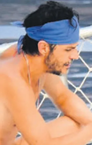 Mehmet Günsür ailesi ile tekne tatilinde görüntülendi! Denize yaptığı atlayışlarla “Her yerde artist” dedirtti