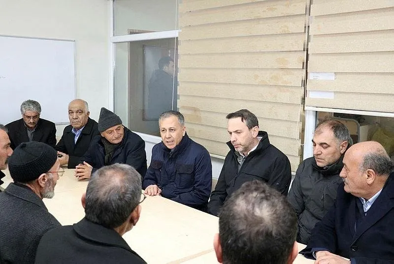 İçişleri Bakanı Ali Yerlikaya (sağ 4) ile Enerji ve Tabii Kaynaklar Bakanı Alparslan Bayraktar (sağ 3), Erzincan'ın İliç ilçesinde toprak kayması meydana gelen maden ocağında çalışanların ailelerini ziyaret etti.