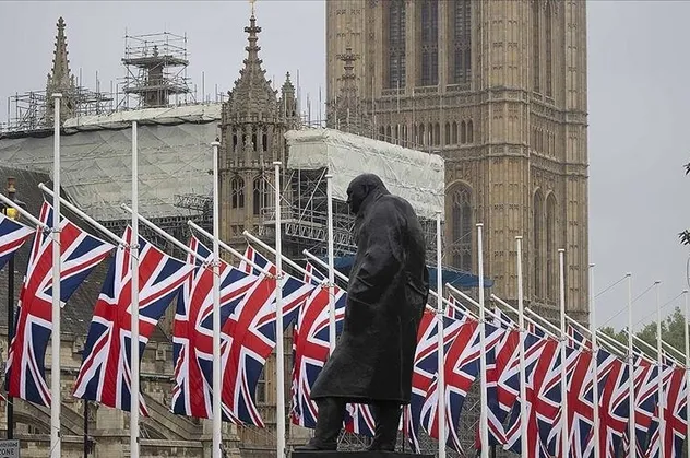 Kraliçe Elizabeth'in ölümü sonrası İngiltere'ye bir şok daha: Sterlin dolar karşısında çöktü!