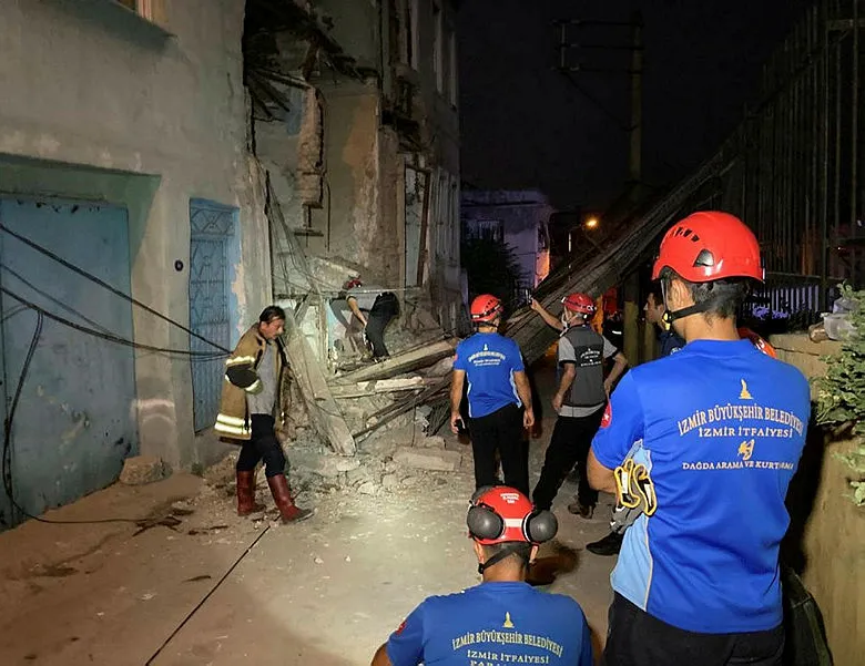 İzmir’de 3 katlı metruk binanın duvarı çöktü