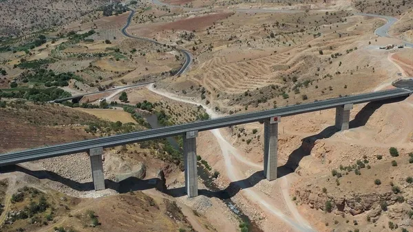siirt-ile-sirnaki-birbirine-baglayacak-tarih-belli-oldu-zarova-koprusu-hizmete-aciliyor-1638447099193.jpg Siirt ile Şırnak'ı birbirine bağlayacak! Tarih belli oldu! Zarova Köprüsü hizmete açılıyor...-9