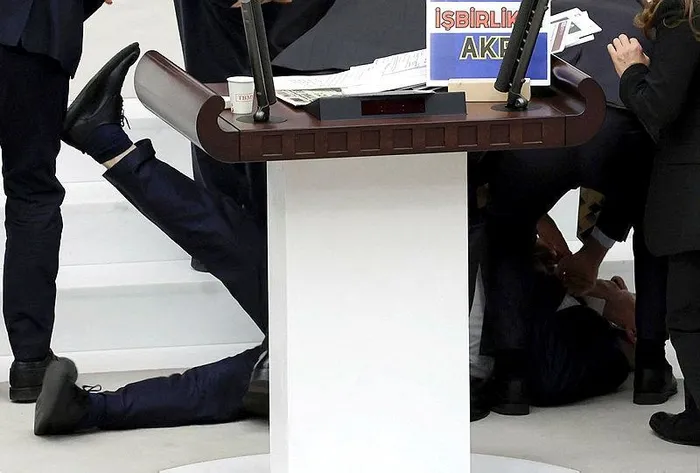 Saadet Partisi Milletvekili Hasan Bitmez kürsüde fenalaştı yere yığıldı! Bakan Koca açıkladı: "Durumu son derece ciddi"-9