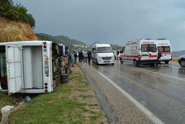 Adana'da öğrenci servisi devrildi! Çok sayıda yaralı var-1