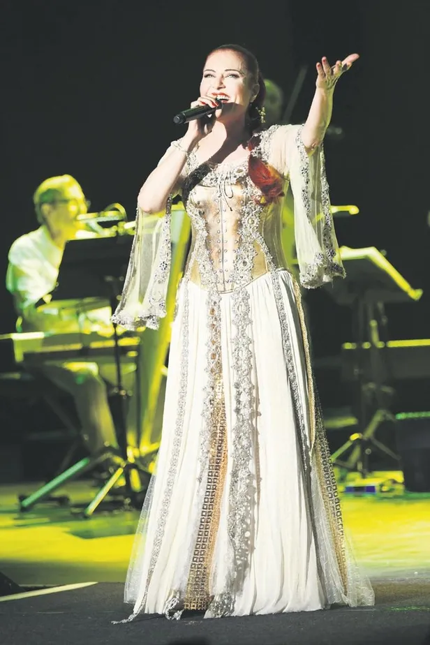 yilmaz-kunt-ve-burce-yagmur-karabal-arasinda-ask-bacayi-fena-sardi-l-saklambac-haberleri-1664659075388.jpeg Yılmaz Kunt ve Burçe Yağmur Karabal arasında aşk bacayı fena sardı! l Saklambaç haberleri-2