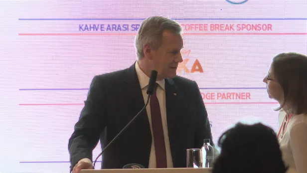 TÜSİAD'ın konferansında çeviri krizi! Almanya eski Cumhurbaşkanı Christian Wulff kürsüden indi-2