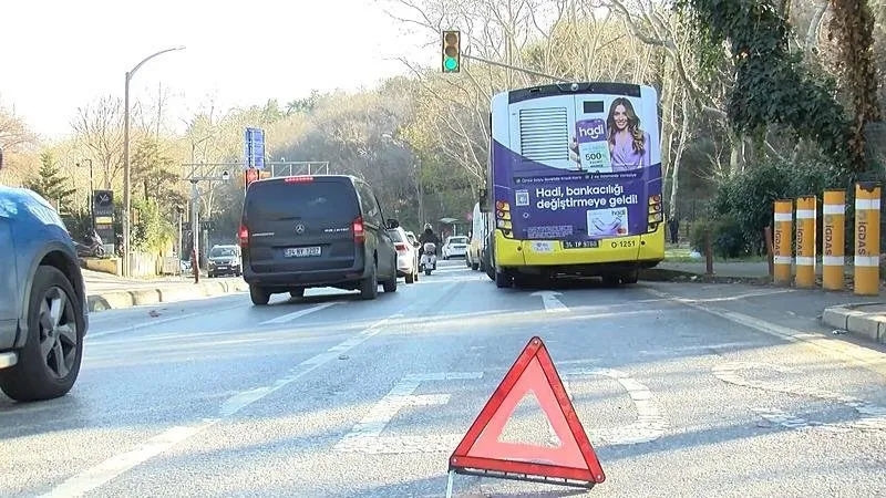 Sarıyer'de İETT otobüsü otomobile çarptı (DHA)