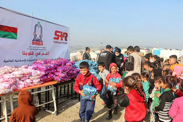 suriyedeki-cadir-kentlerde-yasayan-cocuklar-usumesin-diye-mont-yardimi-yapildi-1613405797912.jpg Suriye'deki çadır kentlerde yaşayan çocuklar üşümesin diye mont yardımı yapıldı-5