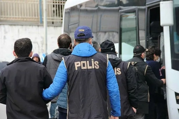 İzmir'de FETÖ'cü hainlere operasyon: 12 kişi paketlendi-1
