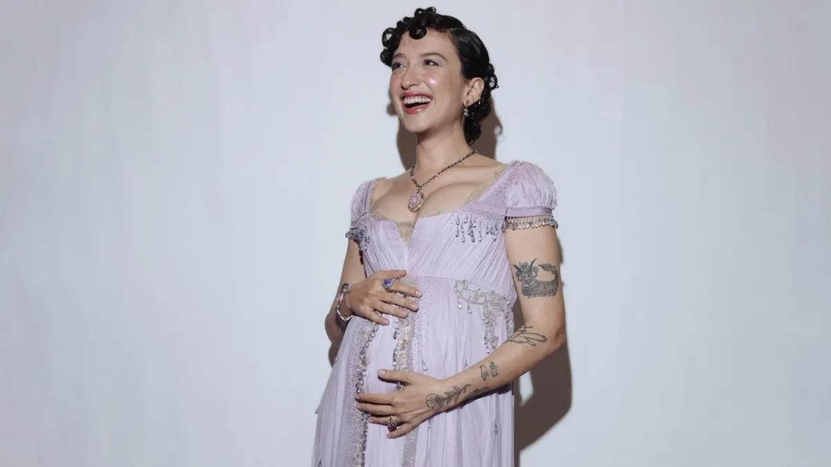 Melike Şahin, İstanbul konserinde hamile olduğunu duyurdu