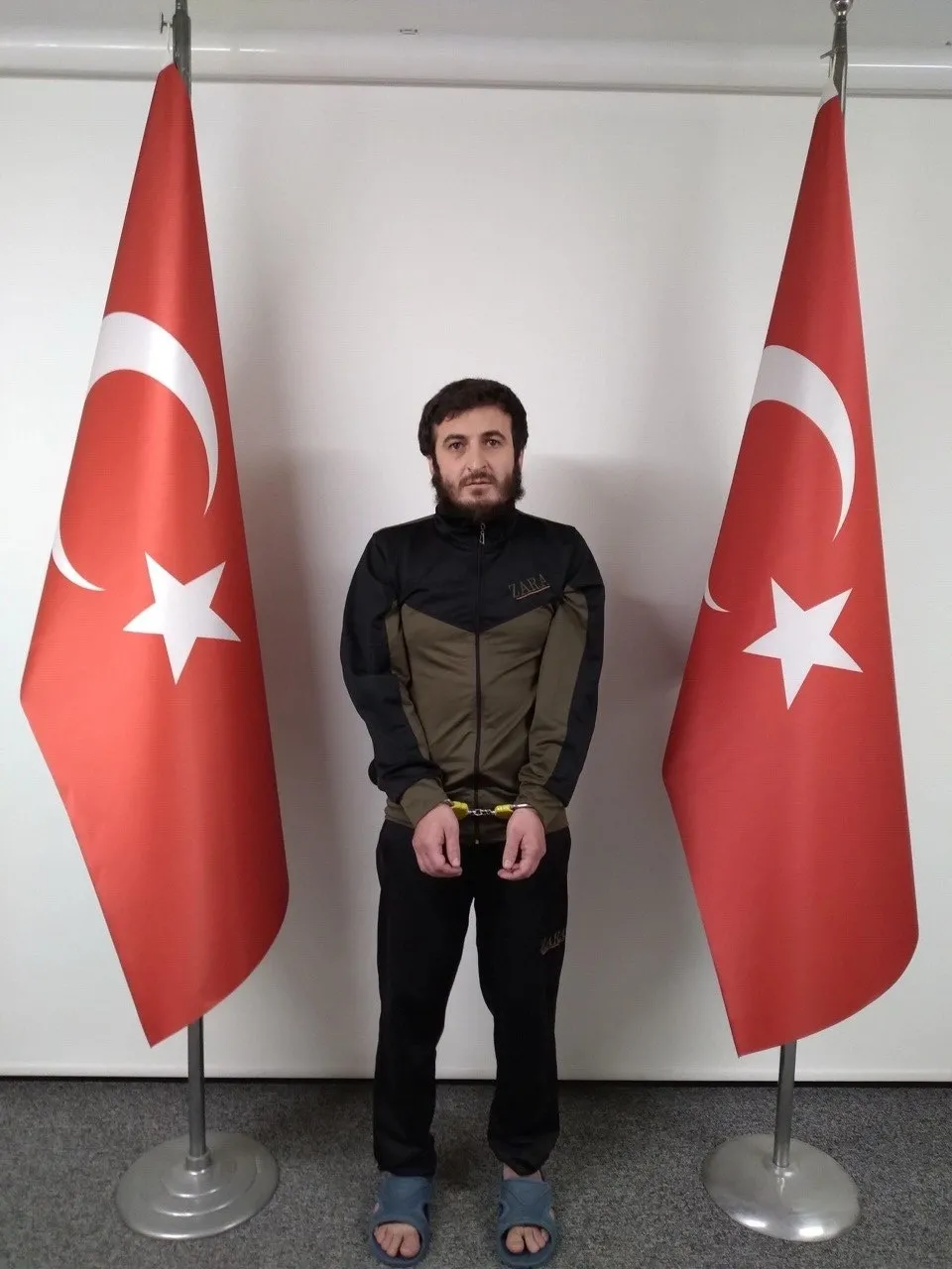 mitten-sinir-otesi-operasyon-kirmizi-bultenle-aranan-10-deasli-terorist-yakalandi-isim-isim-liste-1779520796103.jpg MİT'ten sınır ötesi operasyon: Kırmızı bültenle aranan 10 DEAŞ'lı terörist yakalandı | İsim isim liste-5