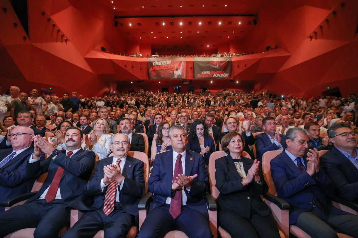 takvim-ne-yazdiysa-o-ozgur-ozel-once-chpye-kayyum-isteyecek-sonra-bolecek-21-temmuzdan-sonra-mutlak-kopus-1783606268464.jpeg Takvim ne yazdıysa o! Özgür Özel önce CHP'ye kayyum isteyecek sonra bölecek: 21 Temmuz'dan sonra mutlak kopuş-5