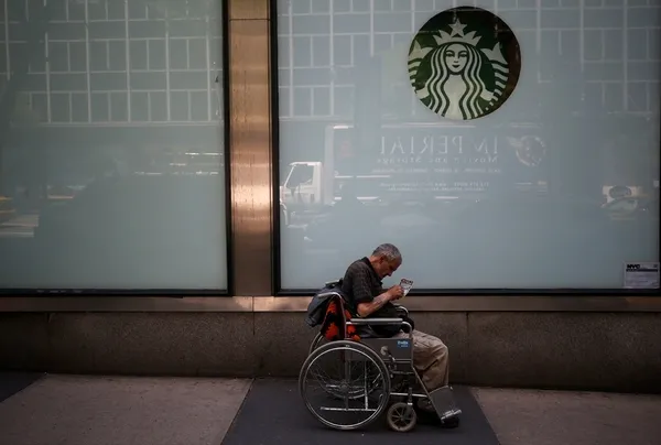 Starbucks 8 bin şubesini ırkçılık eğitimi için kapatacak