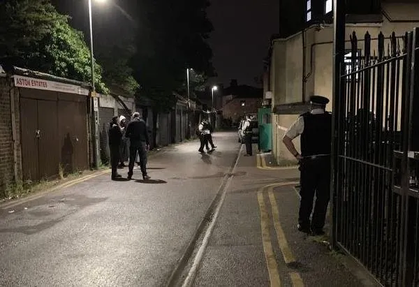 Londra'da saldırgan silahla camiye girmeye çalıştı!-3