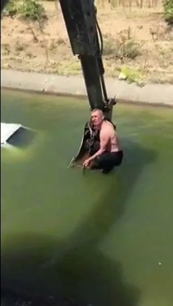 Aracıyla sulama kanalına uçtu! Yardıma muhtar koştu