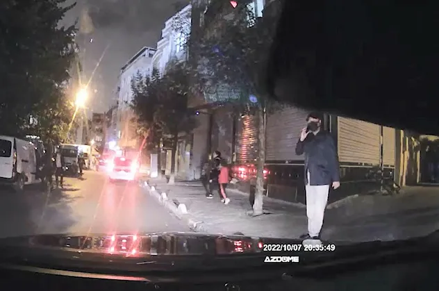 Bağcılar'da fıkra gibi olay! İranlı sahte polisler Ukraynalı kişinin aracını arama bahanesiyle hırsızlık yaptılar