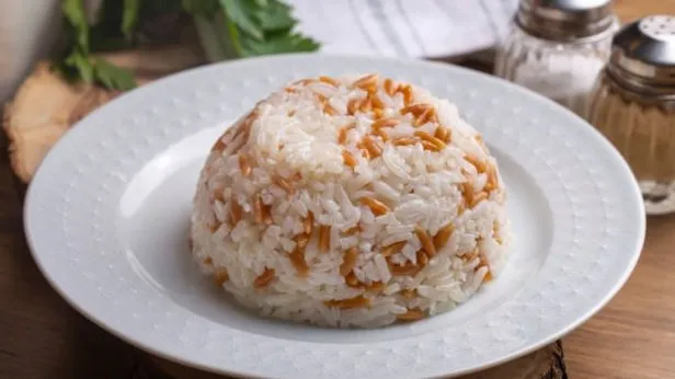Bu küçük sırrı öğrendikten sonra herkes sizden pilav isteyecek: Tüm püf noktalarıyla tane tane pirinç pilavı tarifi!